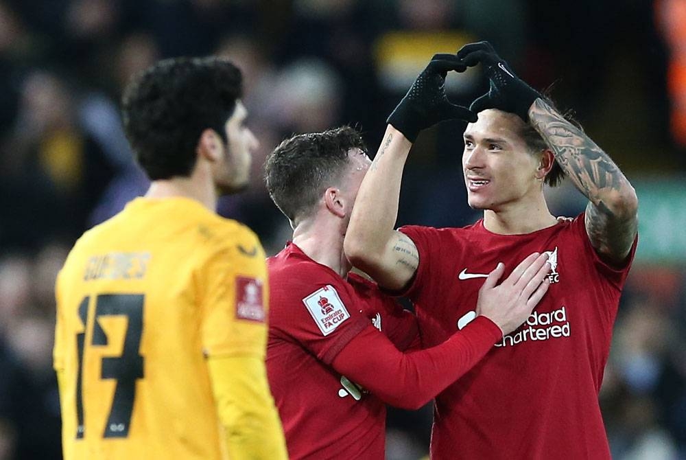 Nunez (kanan) meledak satu gol ketika Liverpool terikat 2-2 dengan Wolves dalam saingan pusingan ketiga Piala FA pada Ahad. Foto EPA