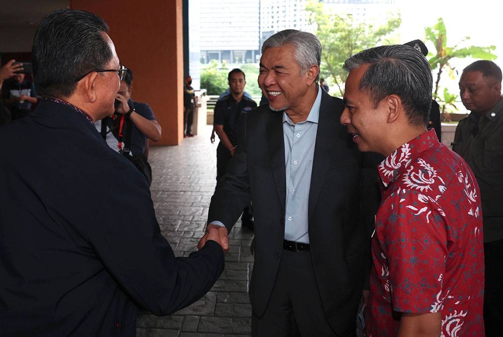 Ahmad Zahid (dua dari kanan) disambut ketika tiba di Wisma Berita Angkasapuri pada Ahad. - Foto Bernama