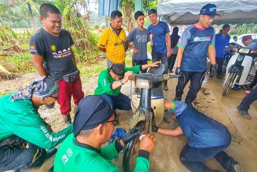 Sebahagian motosikal yang diperiksa di Kampung La, Hulu Besut pada Jumaat.