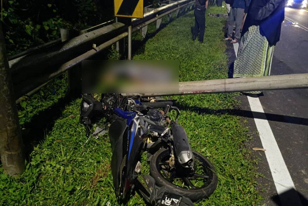 Keadaan motosikal mangsa yang melanggar tiang TM dalam kemalangan di Kilometer 2, Jalan Kundur- Pilin pada Ahad.