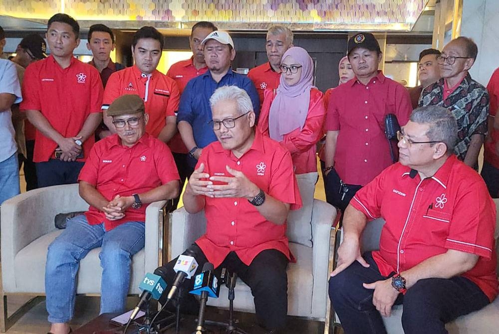 Hamzah ketika tiba dalam satu pertemuan khas dengan Bersatu Sabah di Kota Kinabalu.