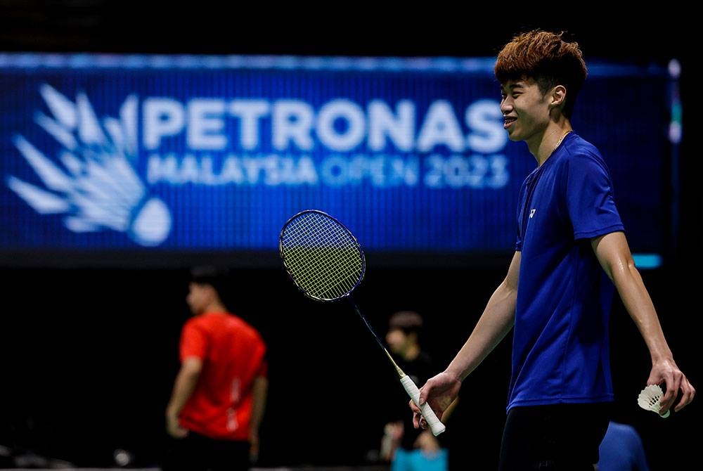 Aksi Tze Yong ketika sesi latihan menjelang Kejohanan Terbuka Malaysia 2023 di Axiata Arena Bukit Jalil, pada Ahad. - Foto Bernama