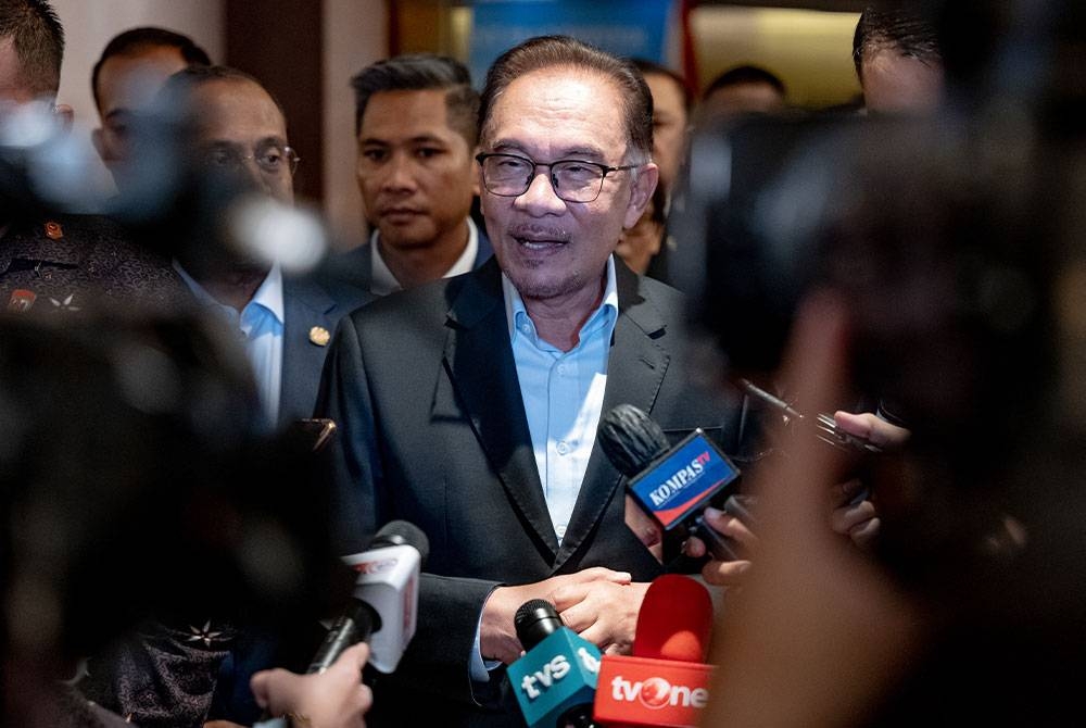 Anwar bercakap kepada media selepas majlis penyerahan LoI dan menandatangi MoU itu sempena lawatan rasmi ke Indonesia pada Ahad. - Foto Ihsan PMO