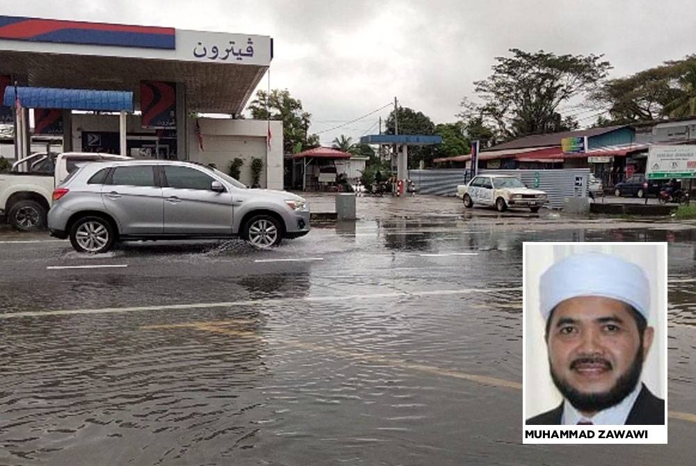 Keadaan banjir kilat yang berlaku di hadapan sebuah stesen minyak di Bandar Lama Pasir Puteh. Gambar kecil: Muhammad Zawawi