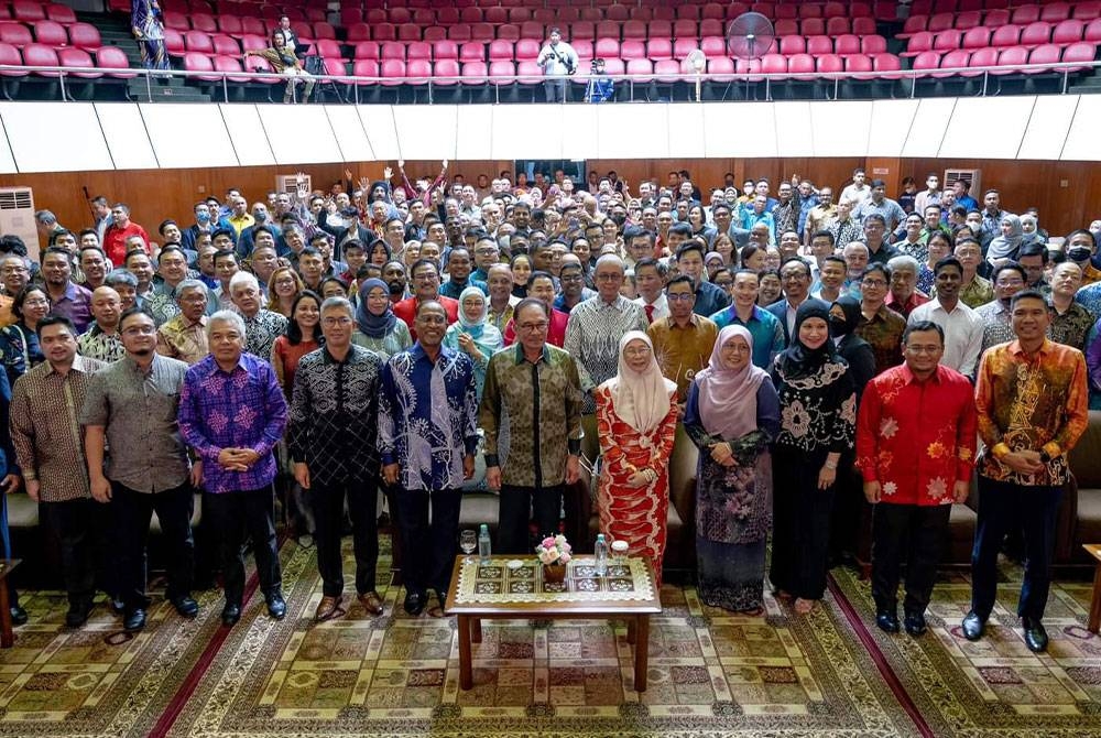 Anwar bersama diaspora dan pelajar Malaysia dalam majlis makan malam di Kedutaan Malaysia di Jakarta pada Ahad.