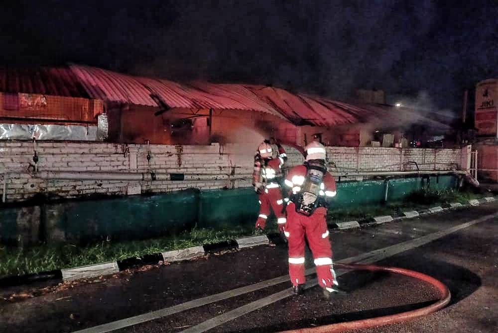 Pasukan bomba sedang melakukan kerja-kerja memadamkan kebakaran di Bukit Baru pada Malam Ahad.