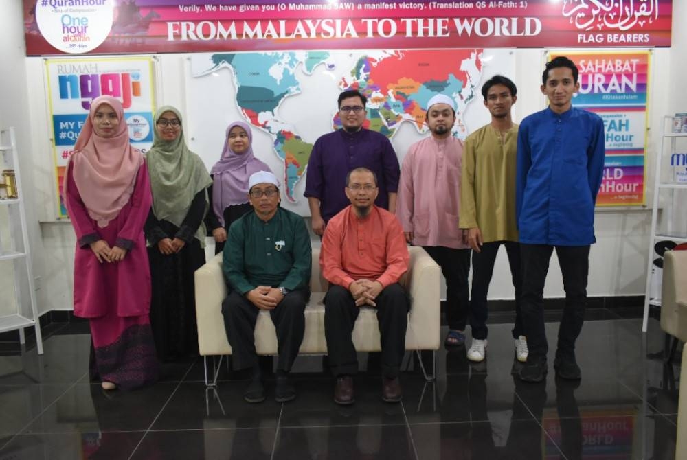 Fazrul (duduk, kanan), Ustaz Safri (duduk, kiri) bersama barisan penyelidik Unit R&D WUIF. 