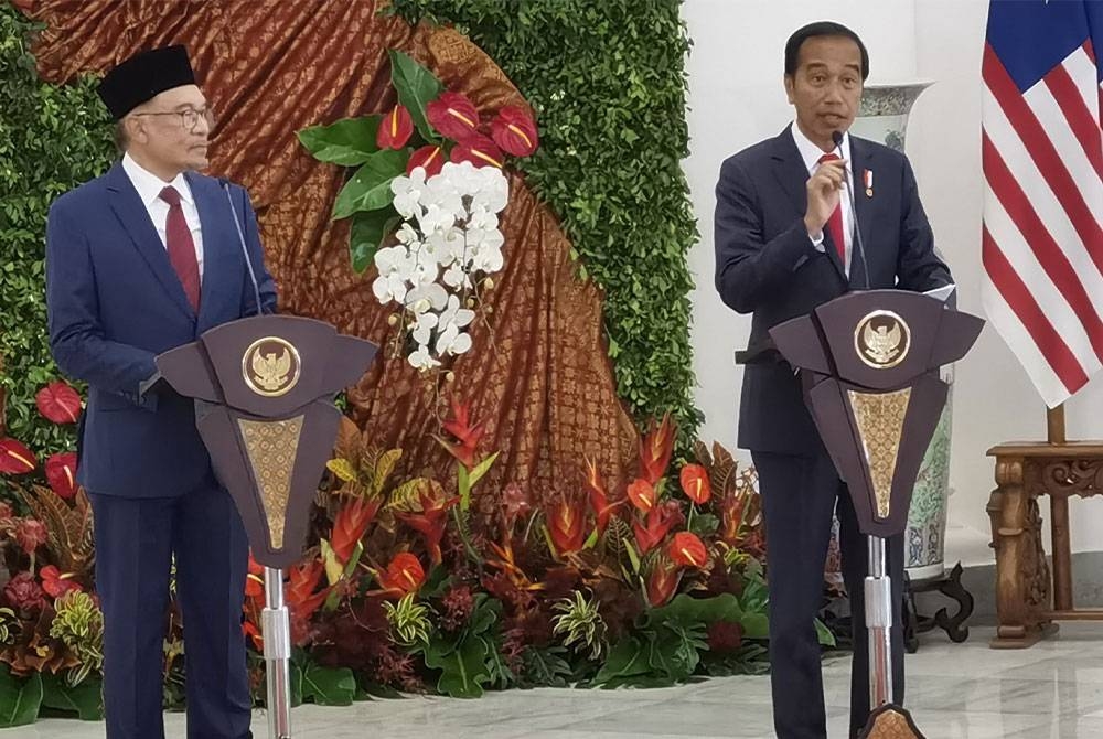 Jokowi ketika membacakan kenyataan media bersama Anwar di Istana Bogor pada Isnin.