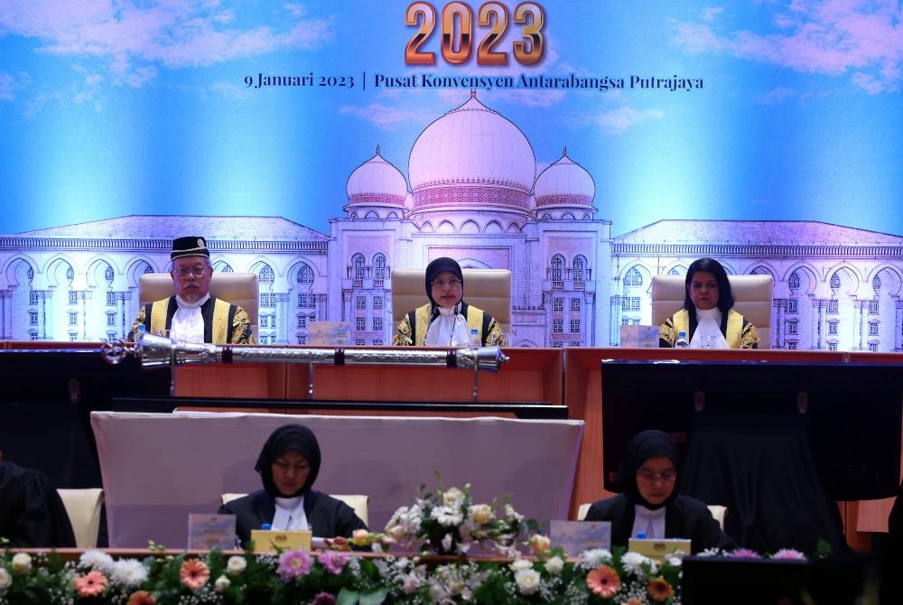 Tengku Maimun (tengah) pada Majlis Perasmian Pembukaan Tahun Perundangan 2023 di Pusat Konvensyen Antarabangsa Putrajaya (PICC) hari ini. - Foto Bernama