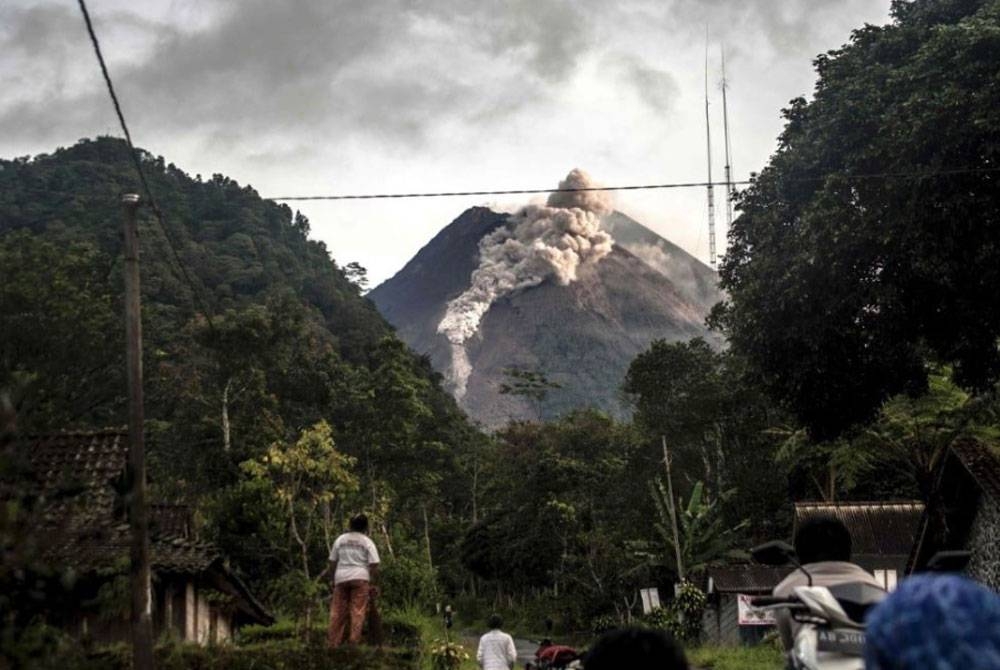 Gunung Merapi di Indonesia kembali meletus. - Gambar fail AFP.