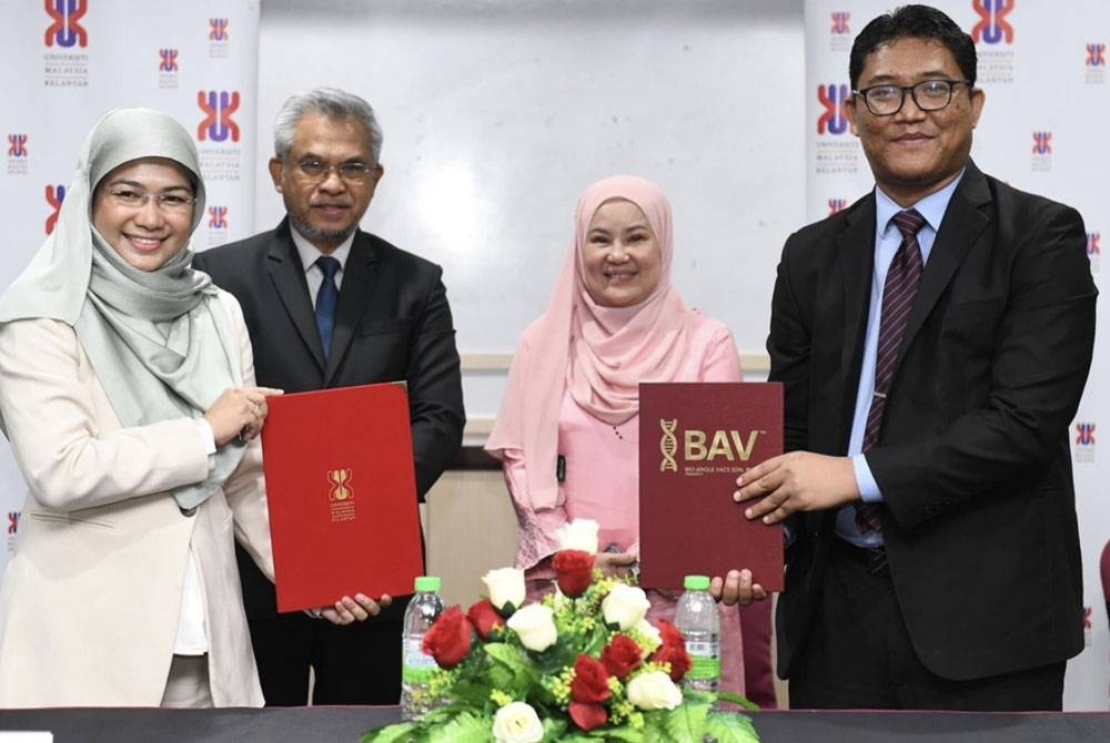 Pertukaran MoA antara Dr Farhan (kanan) dan Noor Shazreena (kiri) sambil disaksikan oleh Dr Mohd Daud (dua dari kanan) dan Prof Dr Nik Maheran (dua dari kiri).Foto: UMK