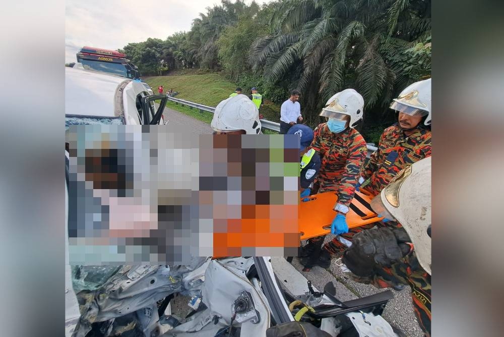 Anggota bomba mengeluarkan mangsa yang tersepit dalam nahas empat kenderaan di lebuh raya dekat Sungkai pada Isnin. - Foto Bomba Perak