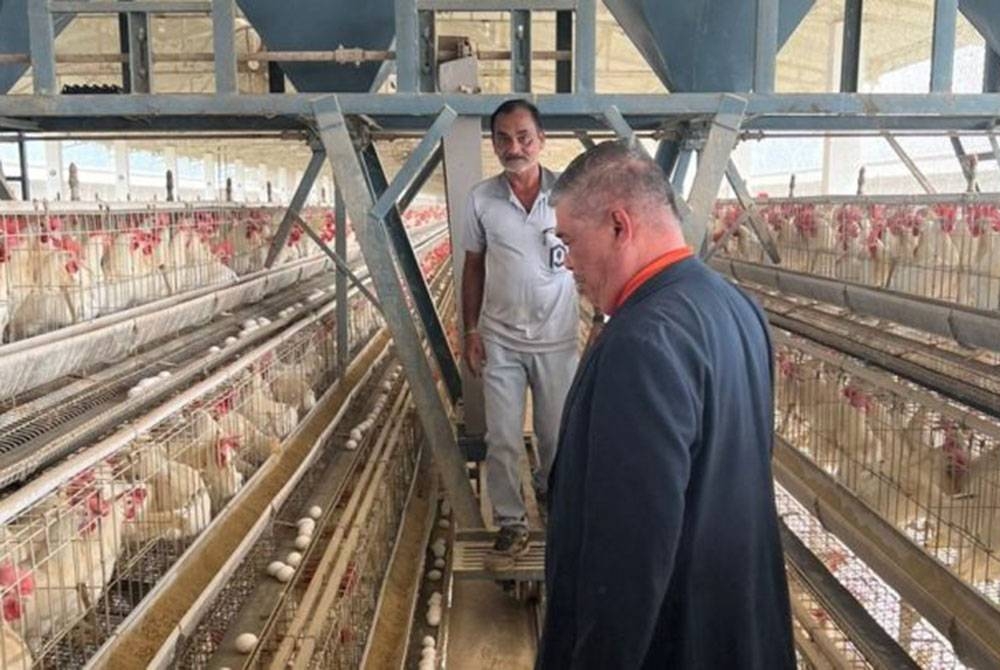 Mat Sabu meninjau sebuah pusat ladang ayam telur di Tamil Nadu baru-baru ini.