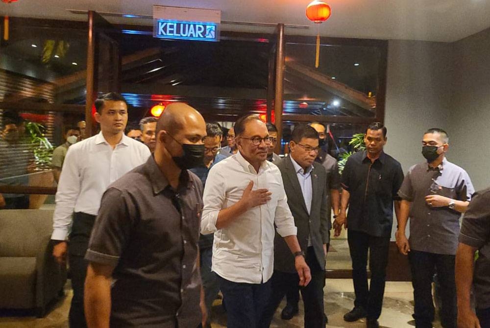 Anwar tiba di hotel terkemuka di Kota Kinabalu untuk bertemu dengan pemimpin parti politik bagi menyelesaikan masalah politik Sabah.