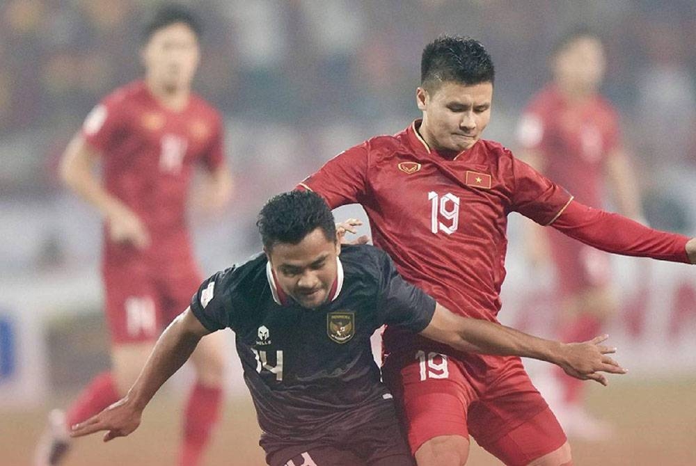 Antara aksi menarik pertembungan Vietnam dan Indonesia di Stadium My Dinh, Hanoi sebentar tadi.