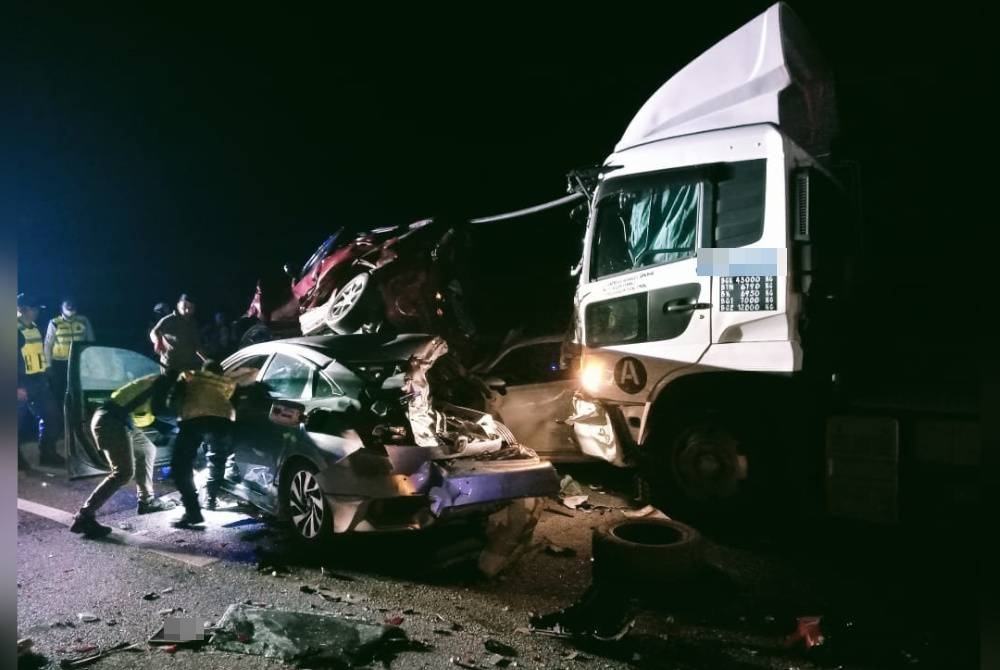 Kemalangan berlaku di KM 307.9 Lebuhraya Utara Selatan arah Utara berhampiran Gopeng, malam Isnin.