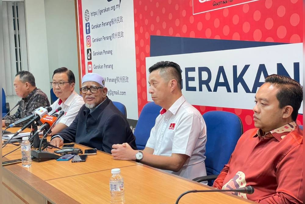 Abdul Hadi (tiga dari kanan) ketika ditemui pada sidang akhbar di Ibu pejabat Gerakan Pulau Pinang pada Isnin.