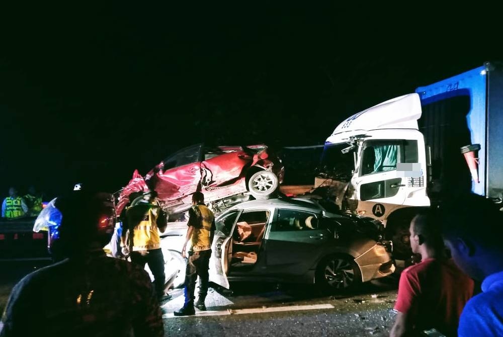 Keadaan nahas yang berlaku di lebuh raya dekat Kampar pada Isnin melibatkan tiga treler dan tujuh kereta. - Foto Bomba Perak