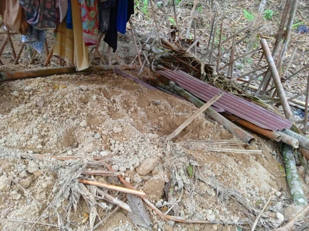 Jakoa Kelantan menghormati adat dan kepercayaan Orang Asli suku kaum Temiar di Gua Musang berhubung kes seekor beruang menggali kubur dan memakan mayat di Pos Balar sejak dua minggu lalu. -Foto: Ihsan penduduk