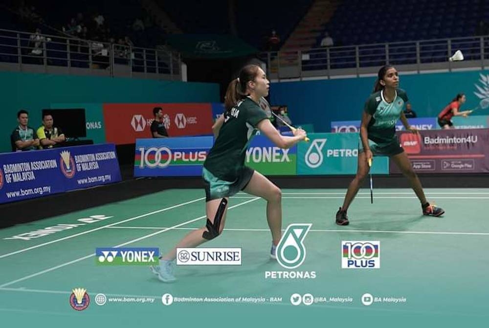 Pearly (kiri) dan Thinaah terpaksa akur tewas kepada pasangan Bulgaria dalam saingan pusingan pertama Terbuka Malaysia di Bukit Jalil pada Selasa. - Foto Facebook BAM