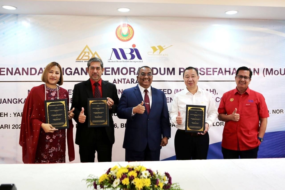 Muhammad Sanusi (tengah) bergambar bersama Pengurus Besar Xiamen Tungsten, Liu Wenli (dua dari kanan), Ketua Pegawai Eksekutif MBI, Muhammad Sobri Osman (dua dari kiri) dan Pengurus Besar Jangka Bakat Mineral, Datuk Liana Khalid (kiri).