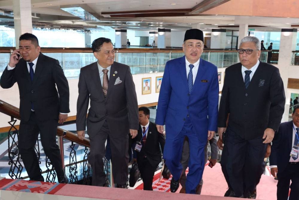 Kadzim (kanan) bersama Hajiji (dua dari kanan) ketika hadir Sidang DUN Khas di DUN Sabah, Kota Kinabalu pada Selasa.