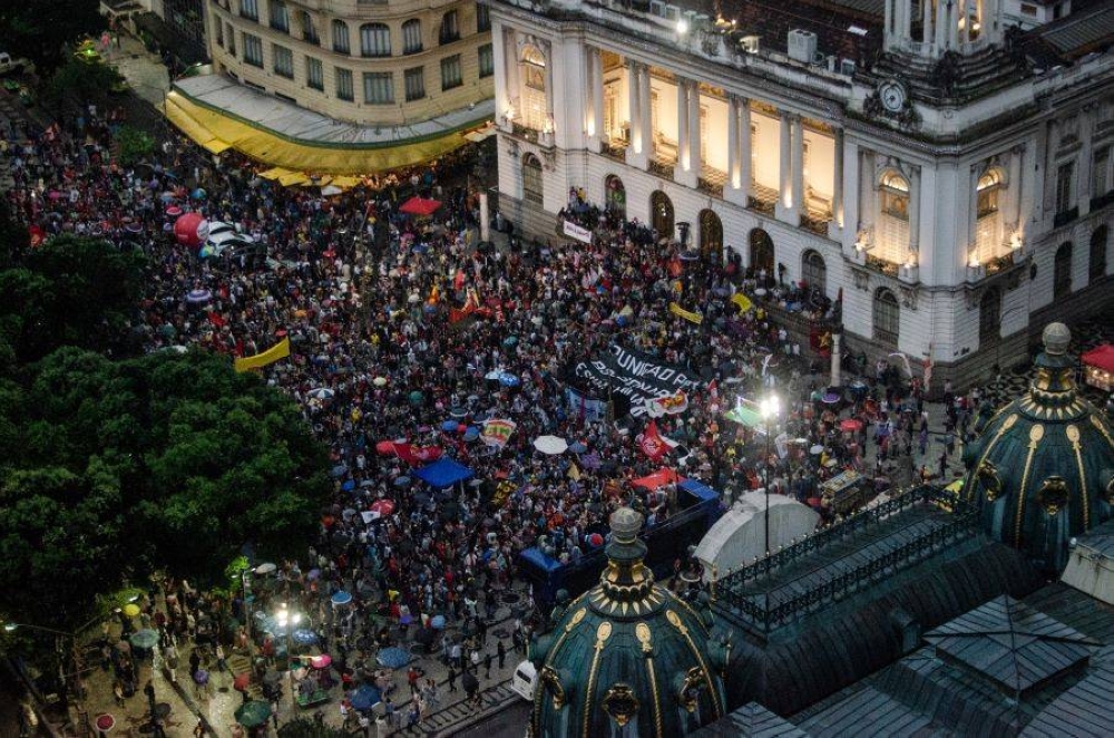 Seramai 14 wartawan dilaporkan diserang semasa membuat liputan mengenai protes yang tercetus di Brazil. - Foto AFP