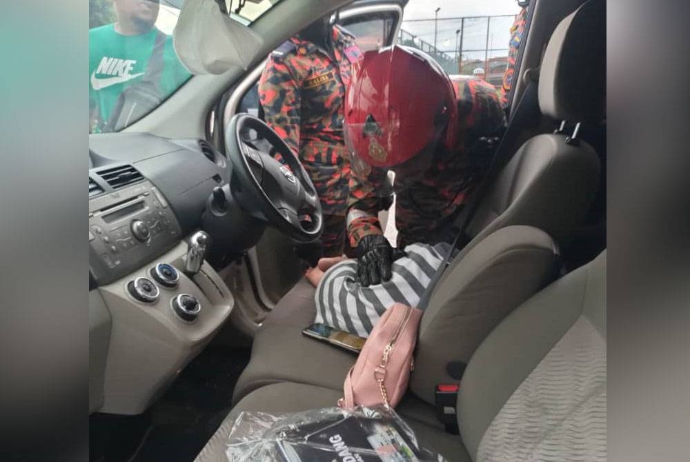 Kanak-kanak lelaki yang diselamatkan sedang tidur di dalam kereta.