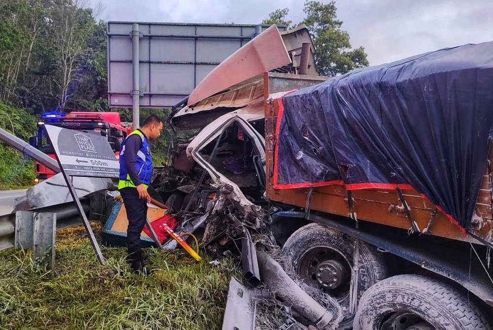 Dua treler dan sebuah lori terlibat dalam kemalangan di Kilometer 42.7 Lebuhraya Karak -Kuala Lumpur pada Selasa. - Foto: ihsan PDRM