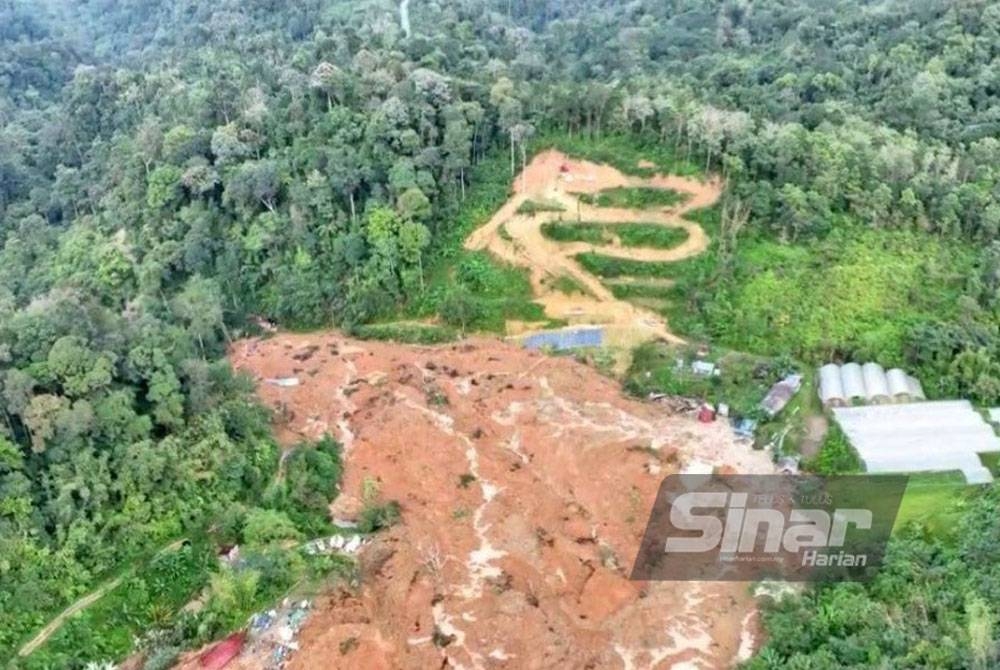 Kejadian tanah runtuh di tapak perkhemahan sebuah ladang organik di Father&#039;s Organic Farm, Gohtong Jaya, Batang Kali pada pertengahan Disember lalu. - FOTO ROSLI TALIB