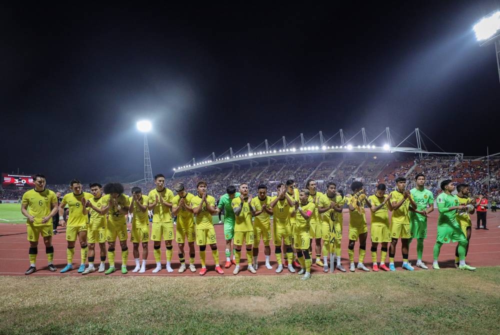 Pemain kebangsaan bersama 'Ultras Malaya' selepas tewas kepada Thailand pada perlawanan separuh akhir kedua AFF Mitsubishi Electric Cup 2022 di Stadium Thammasat, malam Selasa.