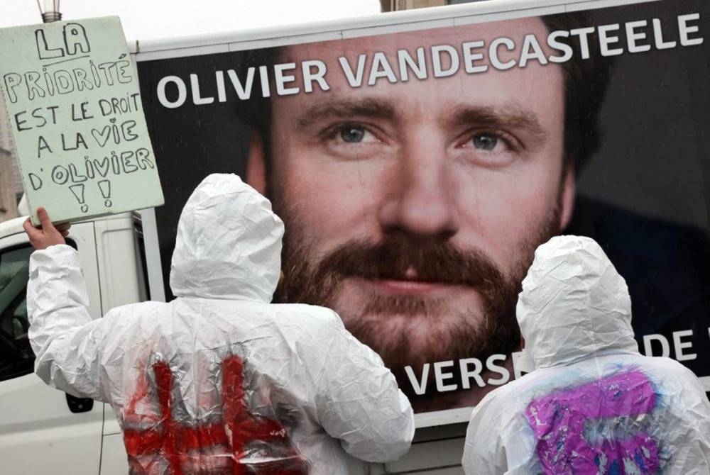 Penunjuk perasaan memegang poster bertulis &#039;Keutamaan adalah hak hidup untuk Olivier&#039; semasa demonstrasi untuk Olivier Vandecasteele di Brussels, Belgium. - Foto AFP