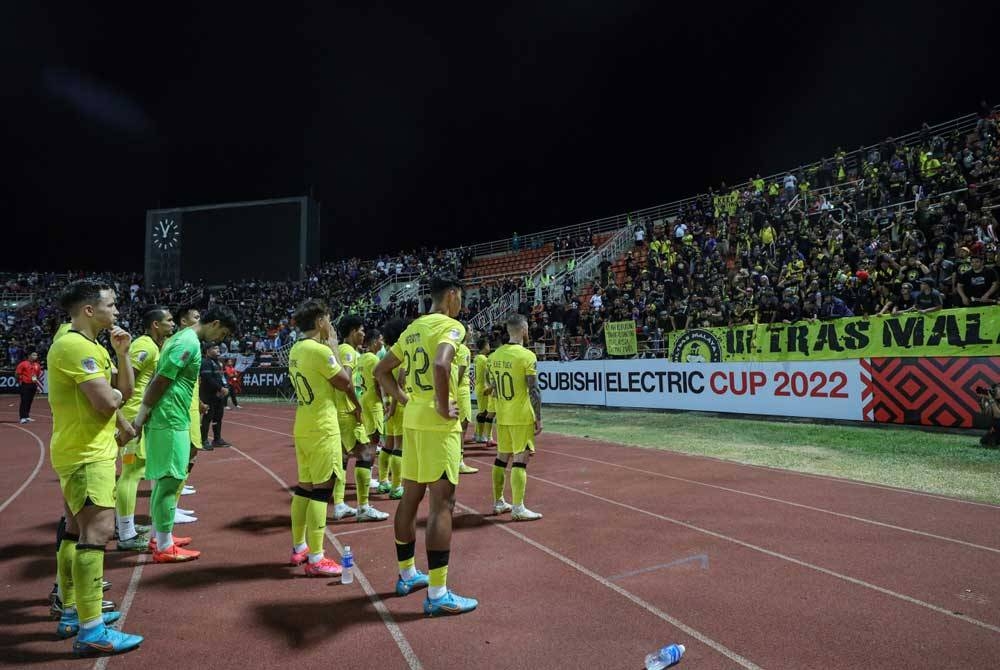 Pemain kebangsaan bersama &#039;Ultras Malaya&#039; selepas tewas kepada Thailand pada perlawanan separuh akhir kedua AFF Mitsubishi Electric Cup 2022 di Stadium Thammasat, malam Selasa. - Foto: Bernama