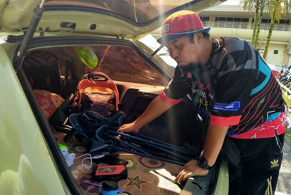 Adi Saifullizam menunjukkan peralatan yang digunakan untuk tidur di dalam kereta Proton Satria tersebut ketika ditemui di HRPB pada Rabu.