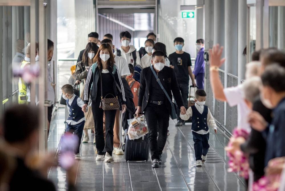 Pelancong China yang tiba Lapangan Terbang Suvarnabhumi di Bangkok. - AFP