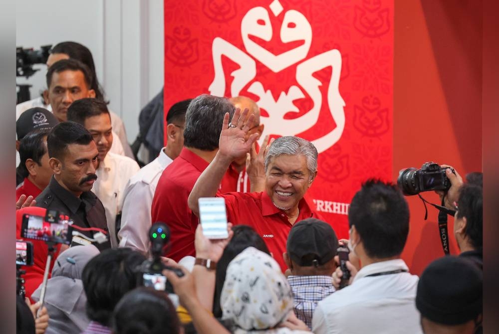 Ahmad Zahid melambaikan tangan kepada media yang berkumpul di luar Dewan Merdeka selepas Taklimat Presiden sempena Perhimpunan Agung UMNO 2022 di Pusat Dagangan Dunia Kuala Lumpur. - Foto Bernama