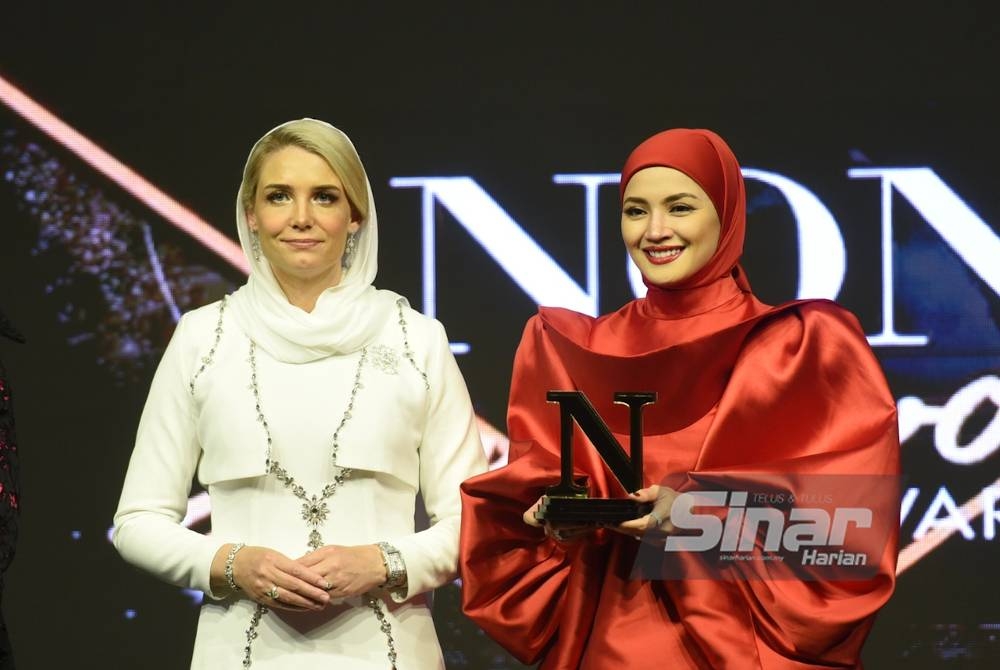 Nur Fazura memenangi anugerah Nona Hijab Business Award. - Foto RAFEQ REDZUAN