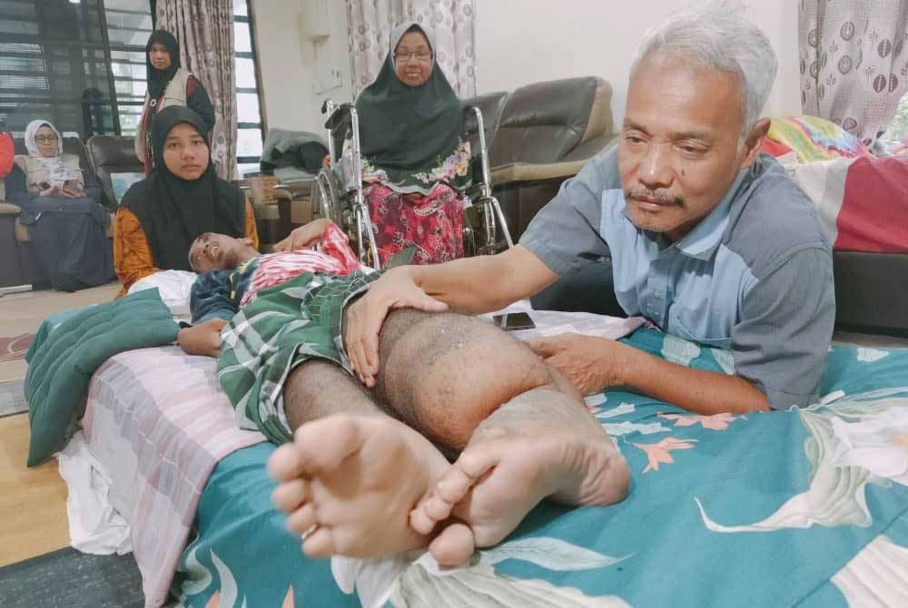 Ramli menguruskan Mohammad Arif Hakimi yang sedang baring di rumahnya di Kampung Bukit Palas, Cherating pada Rabu.