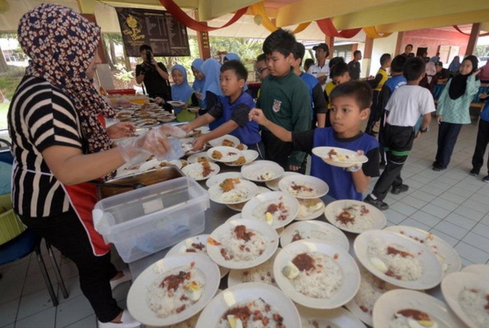 Bantuan daripada kerajaan kepada pengusaha kantin untuk menurunkan harga makanan wajar diberi perhatian segera khususnya di luar bandar. - Foto Bernama