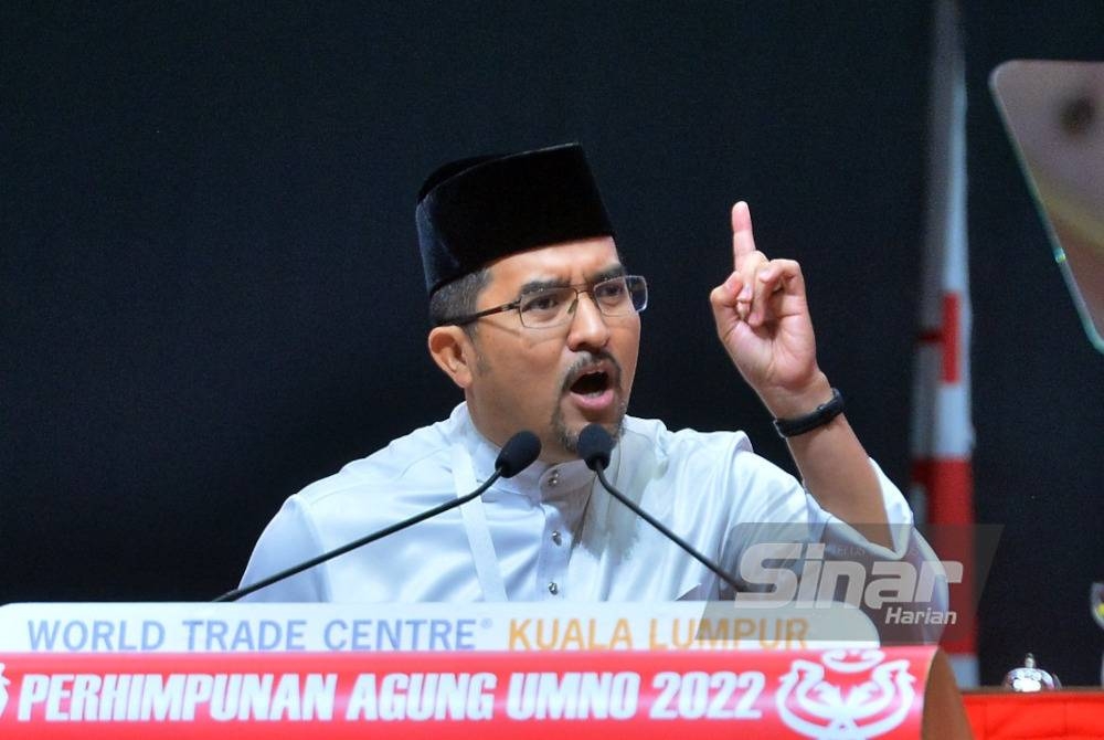 Asyraf Wajdi ketika menyampaikan ucapan dasar Ketua Pemuda UMNO di Pusat Dagangan Dunia Kuala Lumpur (WTCKL), pada Khamis. - Foto Sinar Harian/ ROSLI TALIB