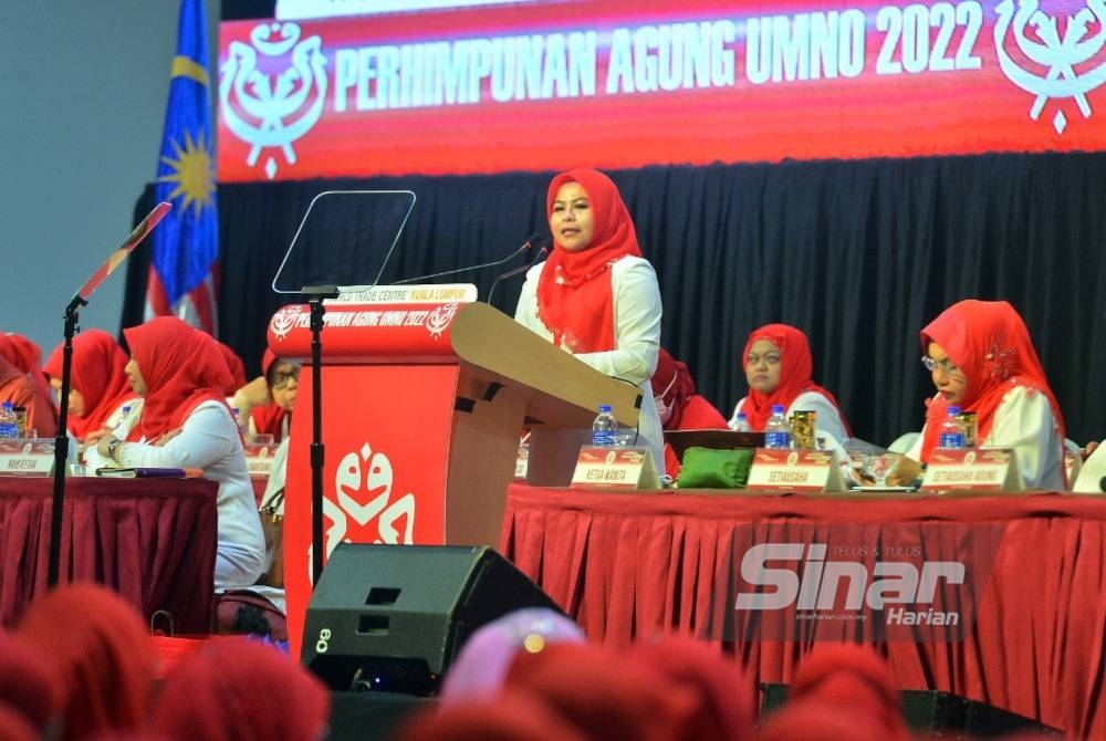 Ketua Wanita UMNO Datuk Seri Dr Noraini Ahmad (kiri) ketika menghadiri Perhimpunan Agung Wanita sempena Perhimpunan Agung UMNO 2022 di Dewan Merdeka, Pusat Dagangan Dunia Kuala Lumpur (WTCKL) pada Khamis. - Foto Sinar Harian/ROSLI TALIB