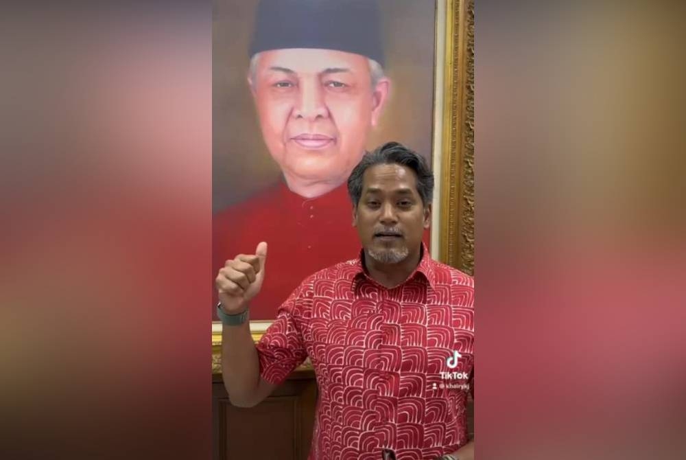 Tangkap layar video Khairy tabik dengan keberanian Ahmda Zahid untuk berdepan cabaran dalam pemilihan UMNO.