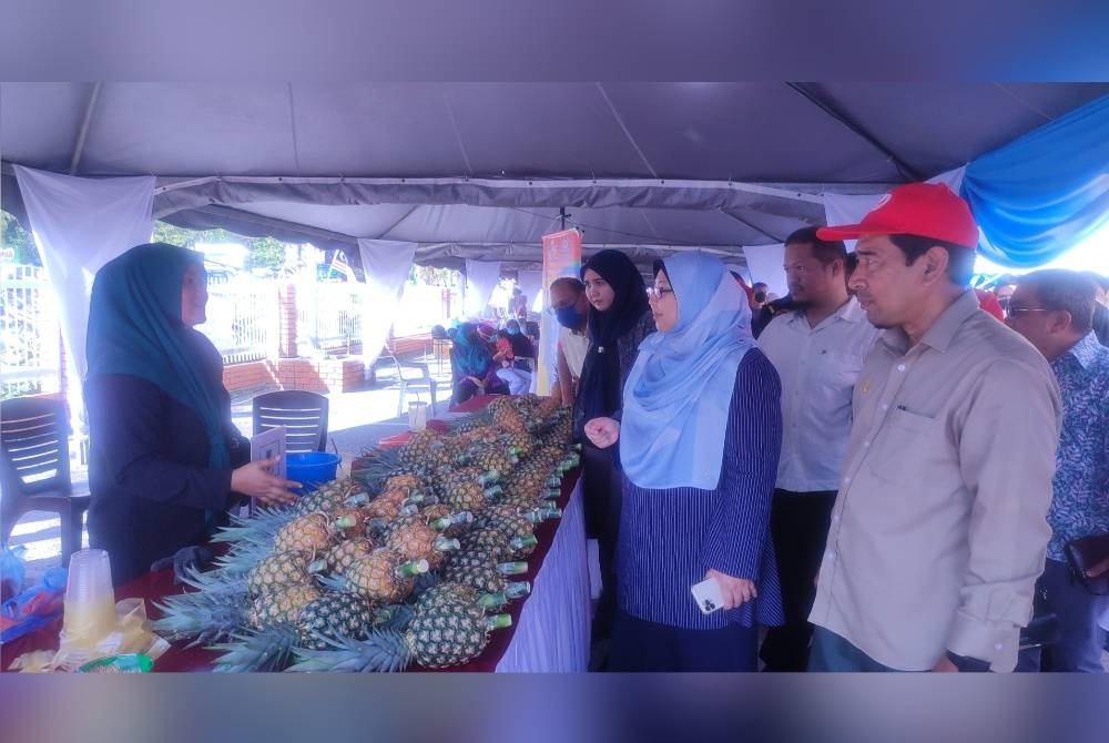 Fuziah (dua dari kanan) melawat reruai jualan barangan harian bersempena Karnival Jualan Rahmah di Kompleks Belia dan Sukan Alor Setar di Jalan Stadium, pada Khamis.