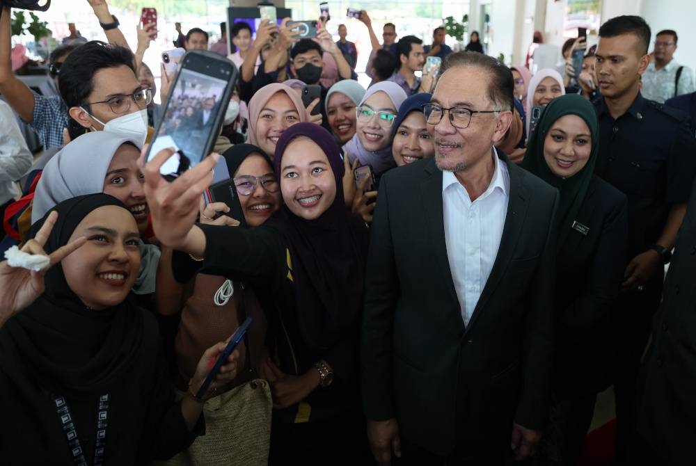 Anwar berswafoto bersama pelajar UMT selepas mengadakan pertemuan bersama Ketua Jabatan dan Pegawai Kanan Kerajaan Persekutuan di UMT pada Khamis. - Foto Bernama