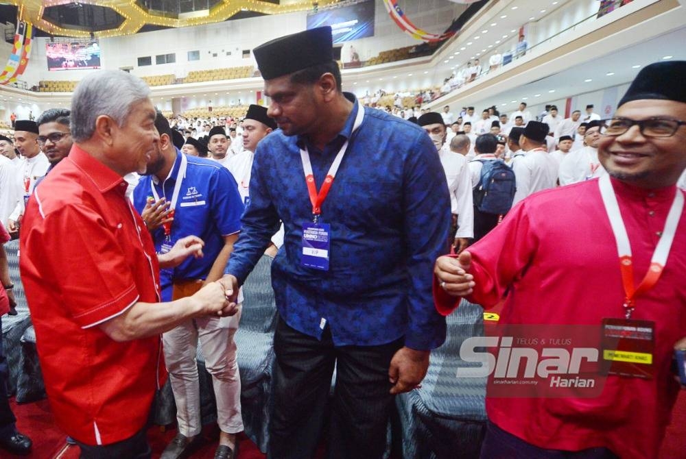 Ahmad Zahid bersalaman dengan perwakilan Pemuda UMNO ketika hadir pada Perhimpunan Agung UMNO 2022 di Pusat Dagangan Dunia Kuala Lumpur. - Foto Sinar Harian/ROSLI TALIB