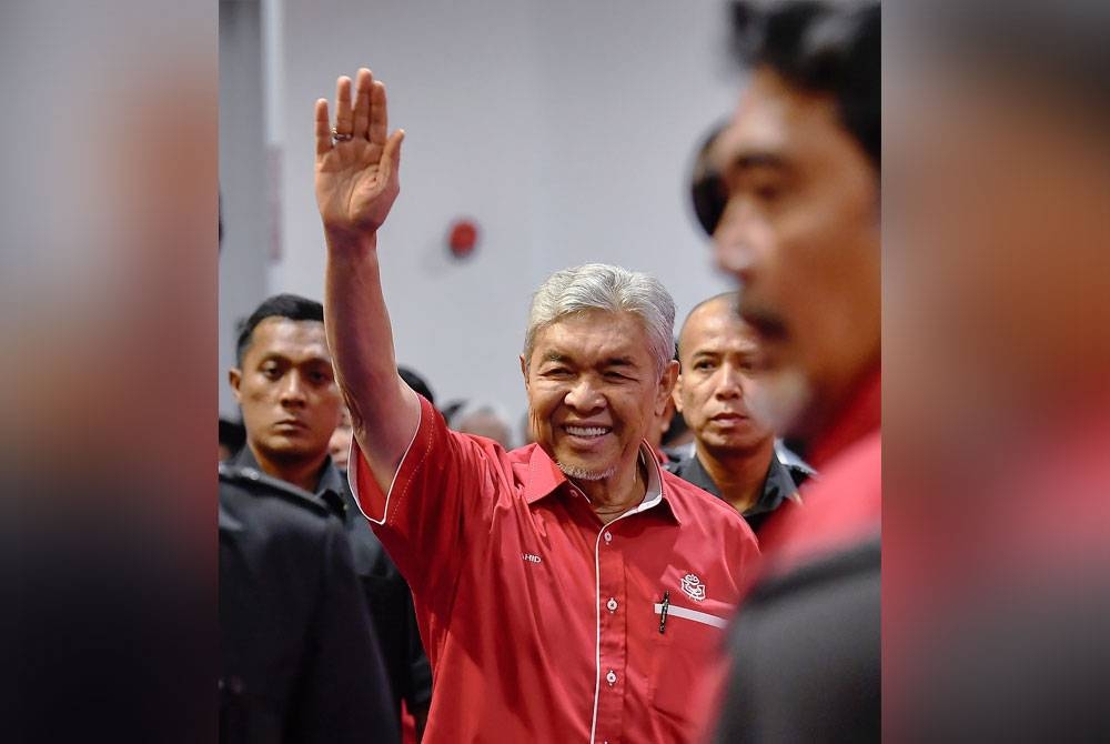 Ahmad Zahid (tengah) ketika hadir bagi mendengar sesi perbahasan usul dari perwakilan-perwakilan wanita UMNO sempena Perhimpunan Agung UMNO 2022 di Pusat Dagangan Dunia Kuala Lumpur. - Foto Bernama