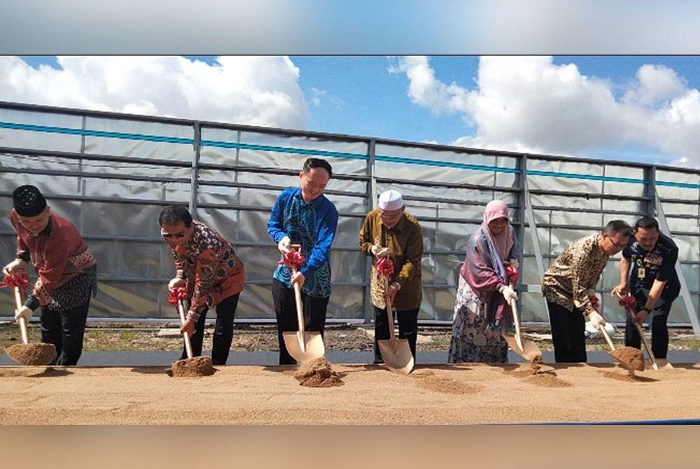 Ahmad (tengah) melakukan gimik sebagai merasmikan pelancaran Arika Kubang Kerian pada Khamis.