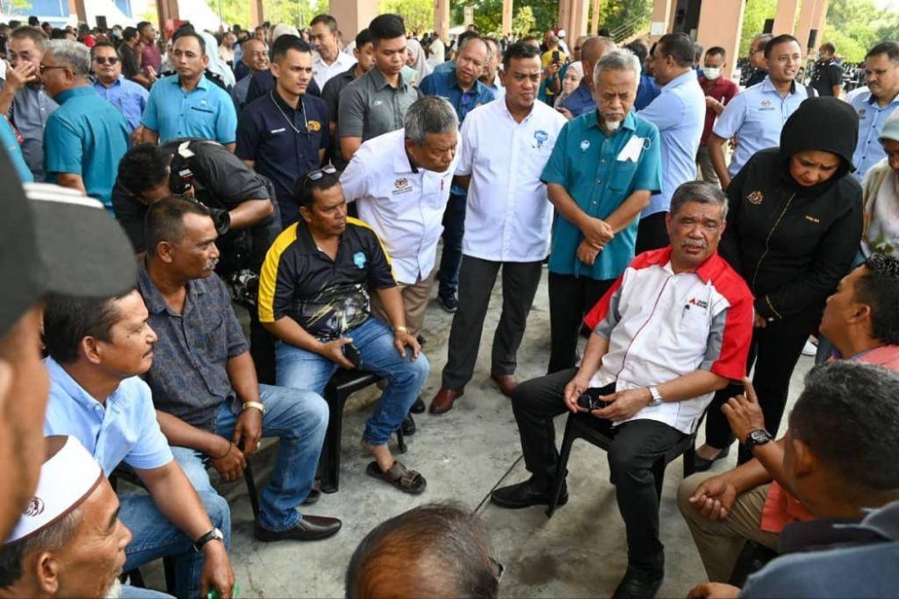 Menteri Pertanian dan Keterjaminan Makanan, Mohamad Sabu (tengah) turun padang bagi menjayakan Program Jiwa Murni LKIM dan Majlis Penyampaian Bantuan Kepada Nelayan Negeri Kedah di Kuala Kedah pada Khamis.