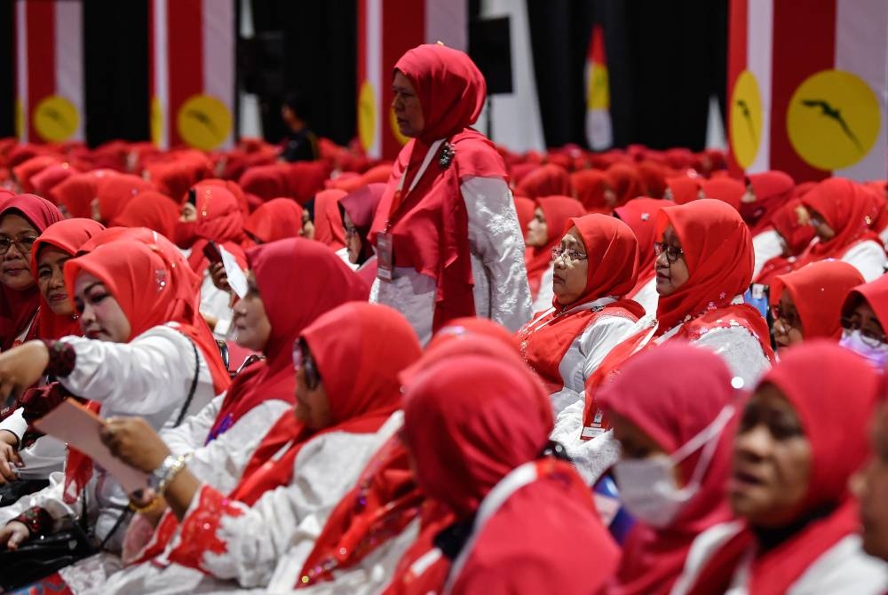 Antara perwakilan yang hadir pada Perhimpunan Agung Wanita sempena Perhimpunan Agung UMNO 2022 di Dewan Merdeka, Pusat Dagangan Dunia Kuala Lumpur (WTCKL) pada Khamis. - Foto Bernama