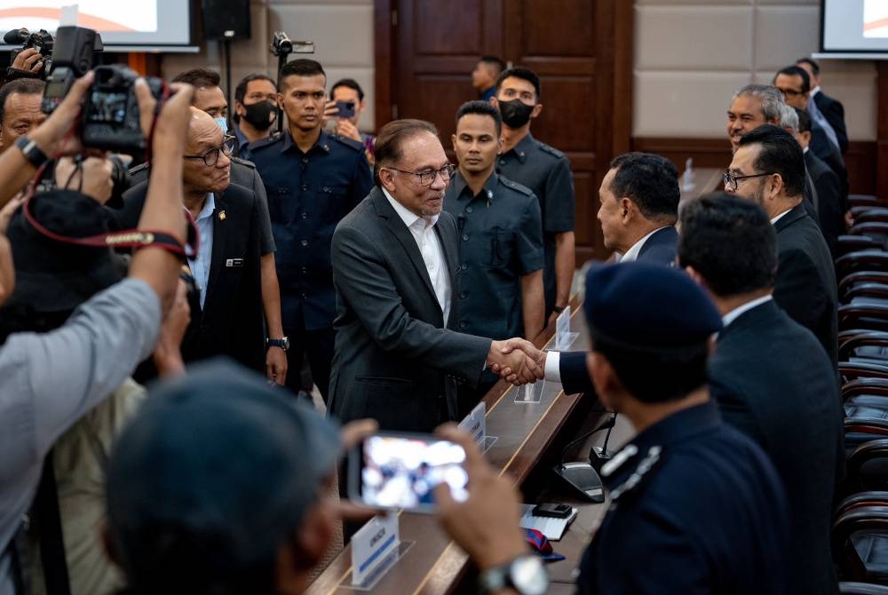 Anwar semasa menghadiri Majlis Perjumpaan Bersama Ketua-Ketua Jabatan Persekutuan Negeri Terengganu di Dewan Senat, UMT pada Khamis.